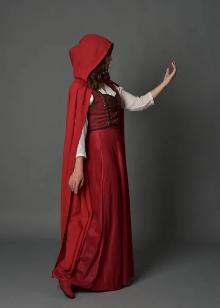 Ritratto Figura Intera Donna Costume Fantasy Medievale Rosso Mantello Fluente — Foto Stock