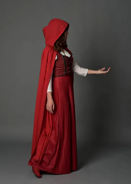 Ritratto Figura Intera Donna Costume Fantasy Medievale Rosso Mantello Fluente — Foto Stock