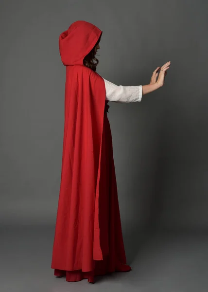 Повнометражний Портрет Жінки Червоному Середньовічному Фентезійному Костюмі Тече Капюшоном Плащ — стокове фото