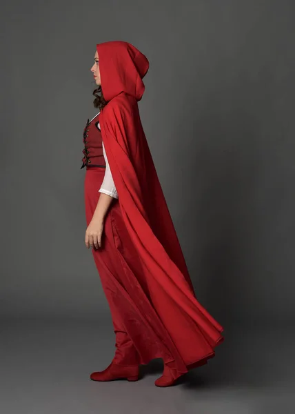 Retrato Completo Mujer Vestida Con Traje Fantasía Medieval Rojo Capa — Foto de Stock