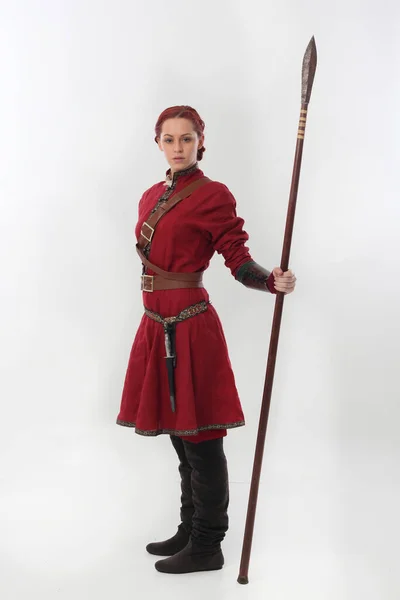 Långt Porträtt Vacker Kvinna Bär Röd Medeltida Fantasi Krigare Kostym — Stockfoto