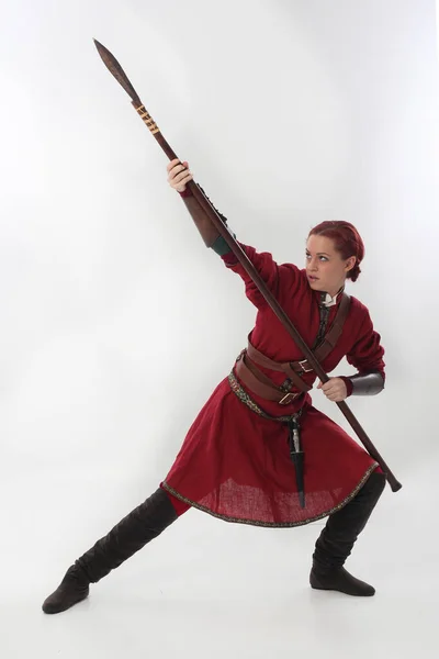 판타지 복장을 갑옷을 무기를 아름다운 여성의 전체긴 초상화 스튜디오 배경에 — 스톡 사진