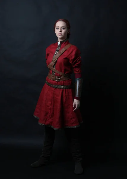 Güzel Bir Kadının Portresi Kırmızı Ortaçağ Fantezi Savaşçı Kostümü Giymiş — Stok fotoğraf