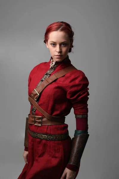 Portrait Une Belle Femme Portant Costume Guerrier Fantasmé Médiéval Rouge — Photo
