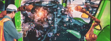 Fabrikadaki akıllı endüstri mühendisi, dijital tablet aygıtı kullanarak, otomatik robot kolu otomobil üretim hattını, konsept işi ve sektörü 4.0, yapay zeka veya yapay zeka, 5G ağını kontrol ediyor.