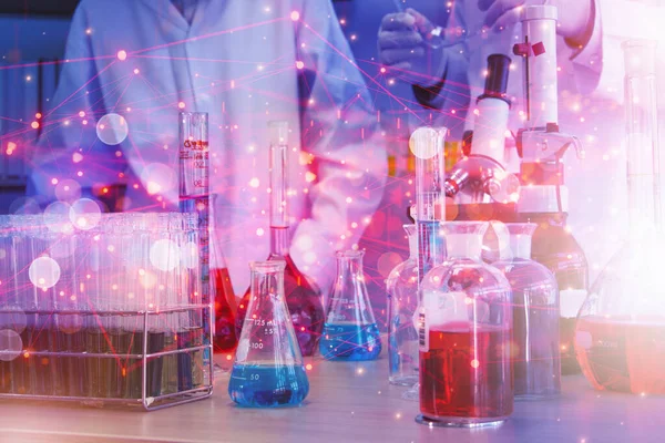 Futuristische Wissenschaft Und Medizinische Laborforschung Mit Chemieglashintergrund Glühende Linienstruktur Schnittstelle — Stockfoto