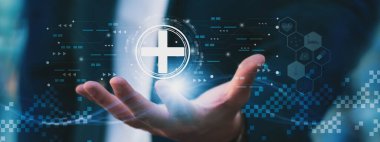 Elle tutulan dijital simge arayüzü, hizmet ve sağlık hizmetleri, sigorta ve tedavi, hastane geçmişi, tıbbi teknoloji ve iş, yönetim sağlık bilgisi kavramı kullanan iş adamı