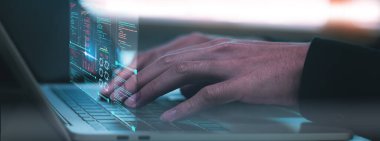 Veri bilimi analitik iş zekası ya da BI, laptop bilgisayar kullanan iş adamı, derin öğrenim yapay zekası pazarlama, teknoloji kar analizi, çevrimiçi pazarlama bilgi dijital raporlama çözümü