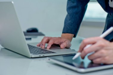 İş yerini kapatan işadamı, ofiste dizüstü bilgisayar ve tablet, konsept analizi, büyüme geliştirme iş yatırımları, borsa planı hazırlama stratejisi, borsa dalgalanması