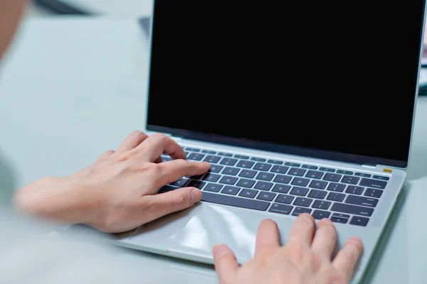 Close Zakenman Aan Het Werk Met Behulp Van Laptop Computer — Stockfoto