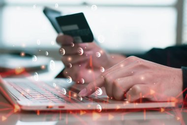 Kredi kartı ödemesi yapan işadamı, gelecekteki görsel arayüz ödemesi para aktarım teknolojisi, tablet veya bilgisayar dizüstü bilgisayarı ile online alışveriş ekommersi mağazası