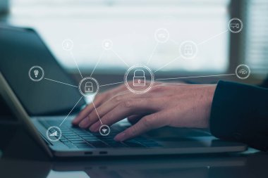 Siber güvenlik konsepti, dizüstü bilgisayar kullanan iş adamı, kimlik erişimi kişisel, kalkan ve asma kilit, web sitesi saldırı bilgisi, yapay zeka teknolojisi