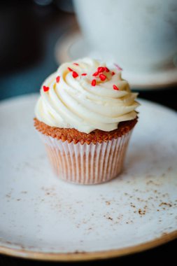 Tabağında pembe kalpler olan enfes kekler.