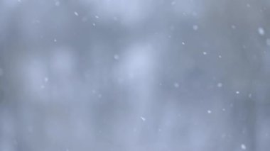 Yavaş hareket eden kar taneleri, köyde kış, pencereden düşen kar manzarası, bulanık hareket ve bokeh.