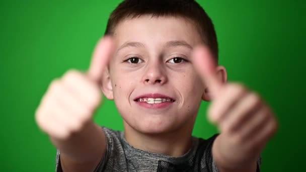 Childrens dental plate, the boy wears a plate for aligning teeth. — Stock Video