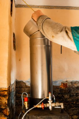 Şömine için baca, şöminenin üstüne boru döşeme, evde tamir işleri. yeni