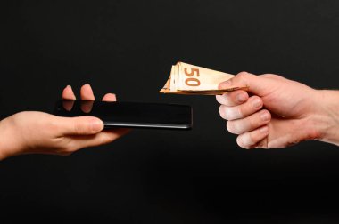 Akıllı telefon ticaretine bir örnek, mallar için nakit ödeme, satılan mallar için para alma. yeni