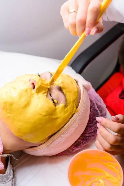 Spa Behandlingar Skönhetssalong Hand Professionell Kosmetolog Tillämpa Guldmask Kundens Ansikte — Stockfoto