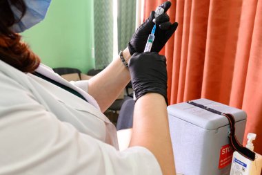 Kalush, Ukrayna 14 Eylül 2021: Ukrayna 'da covid enfeksiyonuna karşı bir şişede anti-viral aşı pfizer.