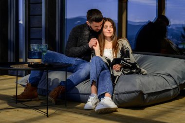 Evin yakınındaki arka bahçede genç bir çiftin portresi, şehir dışında tatil ve tatil..