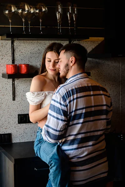 Intieme Intimiteit Van Twee Geliefden Keuken Een Meisje Aan Keukentafel — Stockfoto