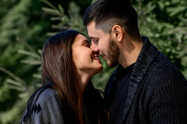 Retrato Una Pareja Joven Patio Trasero Cerca Casa Vacaciones Vacaciones — Foto de Stock