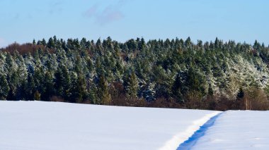 Ukrayna 'nın karla kaplı köyleri, kış ve akşam köyleri manzarası, Ukrayna' nın Karpat köyleri.