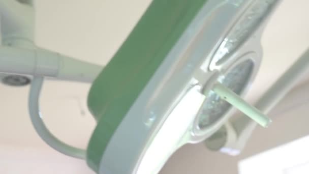 Medizinische Lampen an der Decke, Beleuchtungsgeräte im Krankenhaus, Operationslampen tagsüber in der Klinik. — Stockvideo