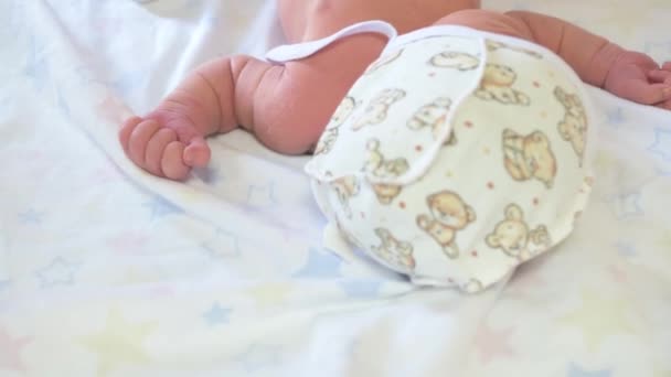 Una enfermera en un hospital de maternidad viste a un bebé recién nacido. — Vídeos de Stock