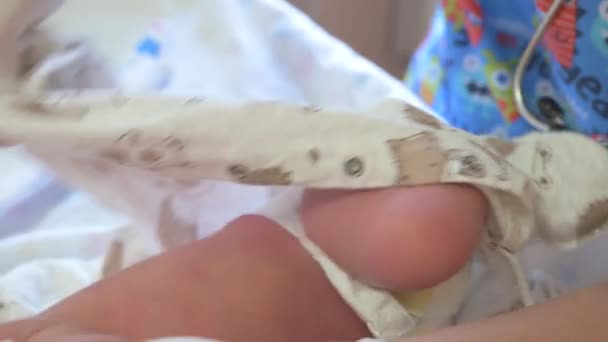 Doğum hastanesindeki bir hemşire yeni doğmuş bir bebeği giydirir.. — Stok video