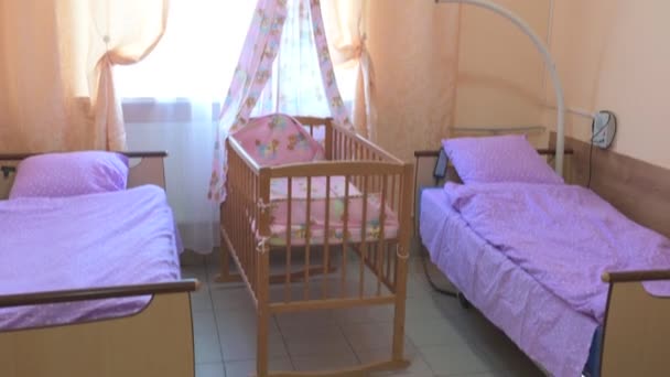Sala de maternidad en los hospitales de maternidad ucranianos, hermosas cunas y salas ordenadas. — Vídeo de stock