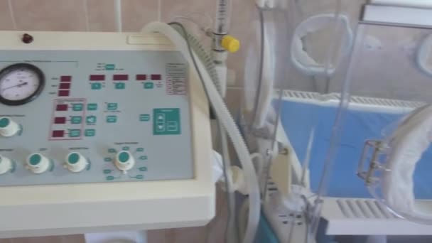 ウクライナのDolyna 2021年7月13日:新生児のための人工肺換気装置. — ストック動画