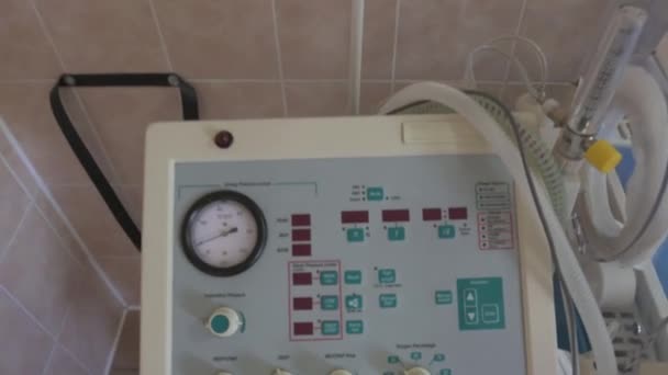Dolyna, Ucrania Julio 13, 2021: un dispositivo para la ventilación pulmonar artificial para recién nacidos. — Vídeos de Stock
