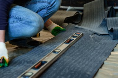 Su yalıtımı, ölçüm ve çatı bandını nemden korumak ve tamir etmek için kullanılan malzemeler..