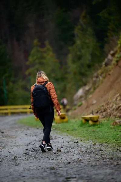 Touristin Den Karpaten Ein Mädchen Auf Bergkulisse Rehabilitationszentrum Der Braunbären — Stockfoto