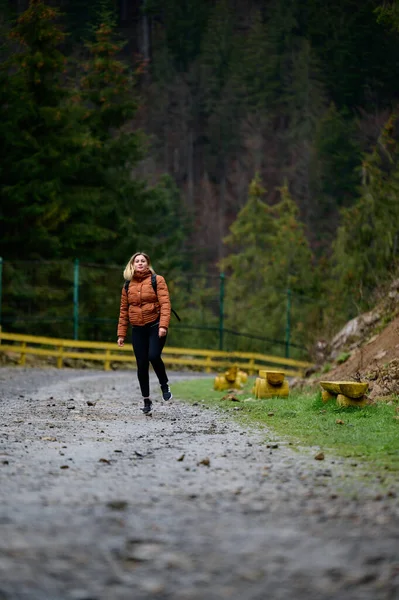 Touristin Den Karpaten Ein Mädchen Auf Bergkulisse Rehabilitationszentrum Der Braunbären — Stockfoto