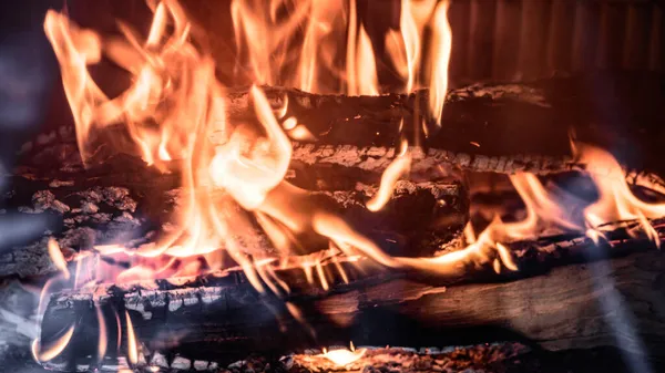 Şöminedeki Odundan Alevler Camdan Ateş Yakılmış Odun — Stok fotoğraf