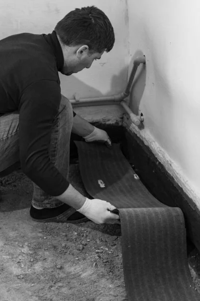 水分に対する保護のための測定と切断屋根テープ 修理ツールのための材料 — ストック写真