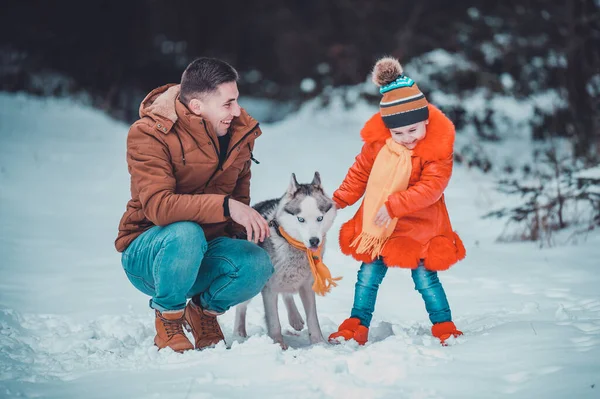 Glücklicher Vater Mit Kleiner Tochter Und Husky Hund Winterlichen Waldspaziergang — Stockfoto