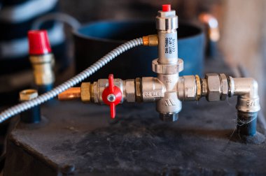 Eve su kaloriferi olan bir şömine koymak, detaylar kapanır. yeni