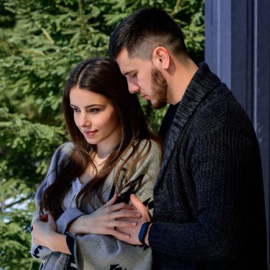 Evin yakınındaki arka bahçede genç bir çiftin portresi, şehir dışında tatil ve tatil..