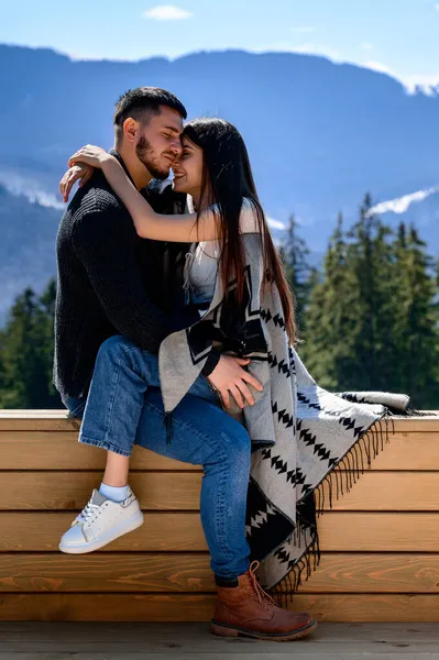 Casal Amoroso Envolto Cobertor Sentado Varanda Uma Vila Montanha Fundo — Fotografia de Stock