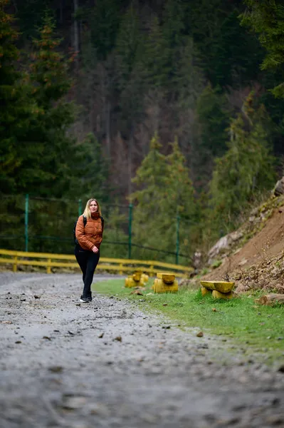 Touristin Den Karpaten Ein Mädchen Auf Bergkulisse Rehabilitationszentrum Der Braunbären — Stockfoto