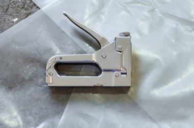 Tamir ve inşaat işi için zımba, kapama aleti, yerde zımba..