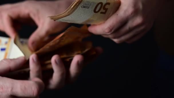 Räkna pengar för hand, överföra eurosedlar från hand till hand, ekonomiska beräkningar och redovisningsberäkningar. — Stockvideo