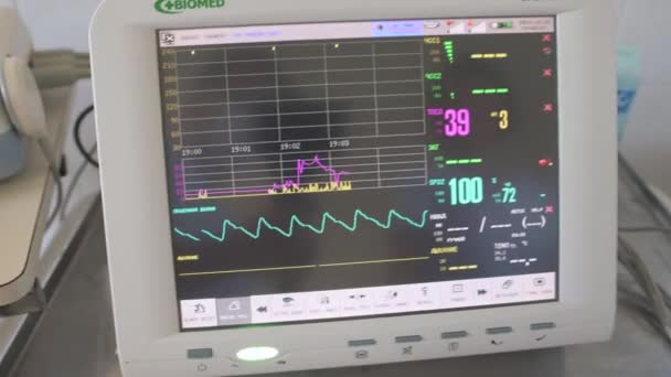 Dolyna, Ucraina 13 luglio 2021: ascoltare il battito cardiaco di un bambino durante la gravidanza. — Video Stock