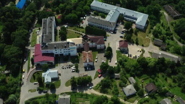 Dolyna, Ukraina 13 juli 2021: Ovanifrån av ett lokalt sjukhus med alla avdelningar. — Stockvideo