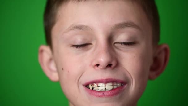 Улыбнись, малыш носит пластину для выравнивания зубов, стоматологической помощи. — стоковое видео