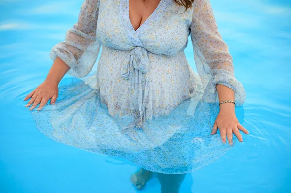 Έγκυος Γυναίκα Άντρας Κολυμπάει Στην Πισίνα Έγκυος Γυναίκα Φόρεμα Στην — Φωτογραφία Αρχείου