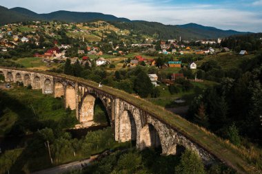 Ukrayna 'daki en büyük ve en eski viyadük, tuğla ve eski bir demiryolu köprüsü, kemerli işlevsiz bir demiryolu köprüsü.